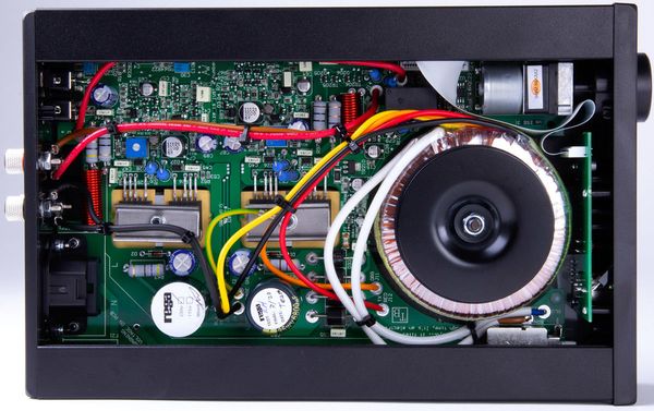Rega IO : Vue intérieure